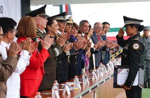 Ficha de imagen Texto alternativo (alt): Presidenta Claudia Sheinbaum y funcionarios aplauden a una elemento de la Guardia Nacional que recibe un reconocimiento durante el 7° aniversario de la institución.