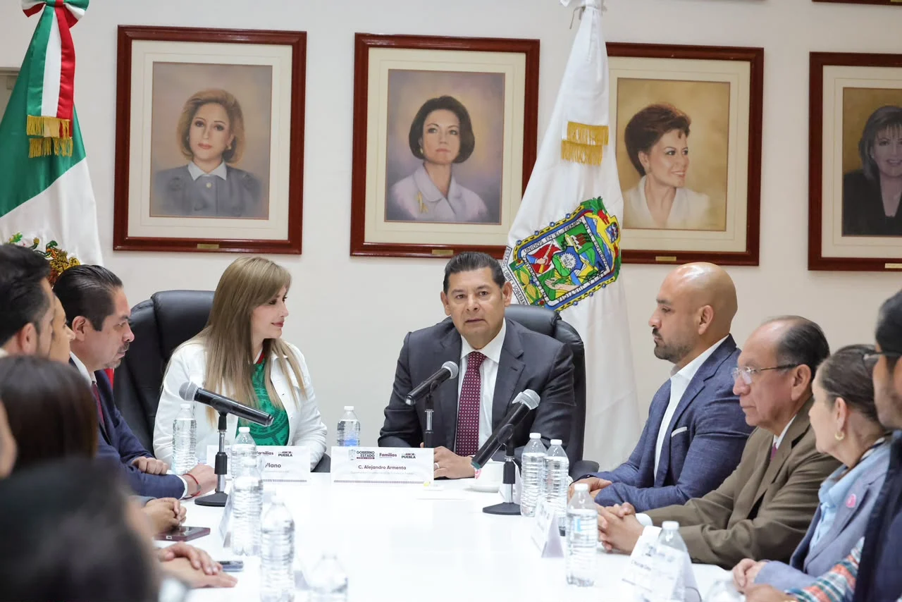Alejandro Armenta Mier encabeza reunión de trabajo con nuevo director del SEDIF y funcionarios del gobierno de Puebla