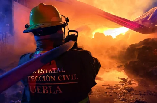 Elemento de Protección Civil Estatal Puebla combate incendio en bodega de material reciclable en Santiago de los Leones.